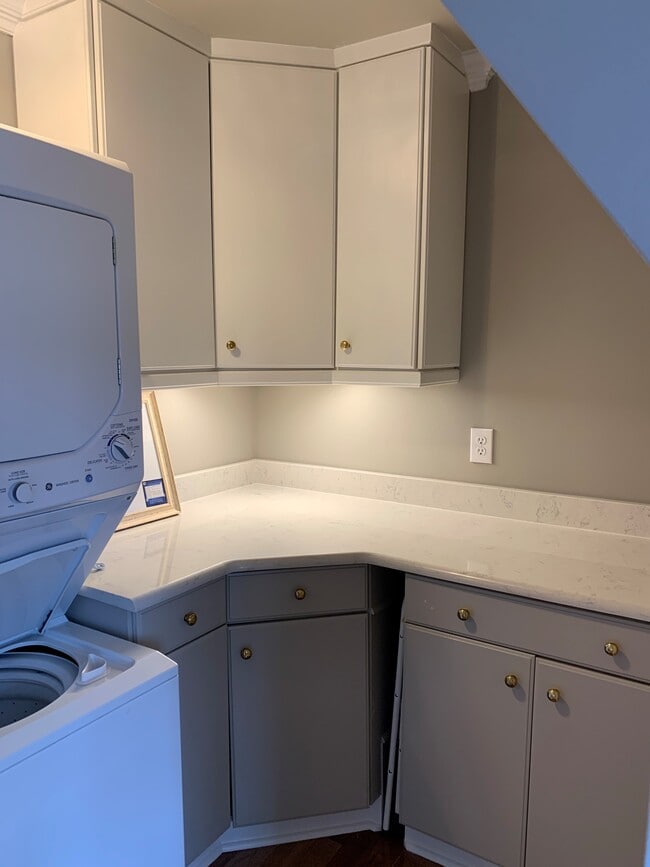 Building Photo - Short Term Furnished Luxury Studio