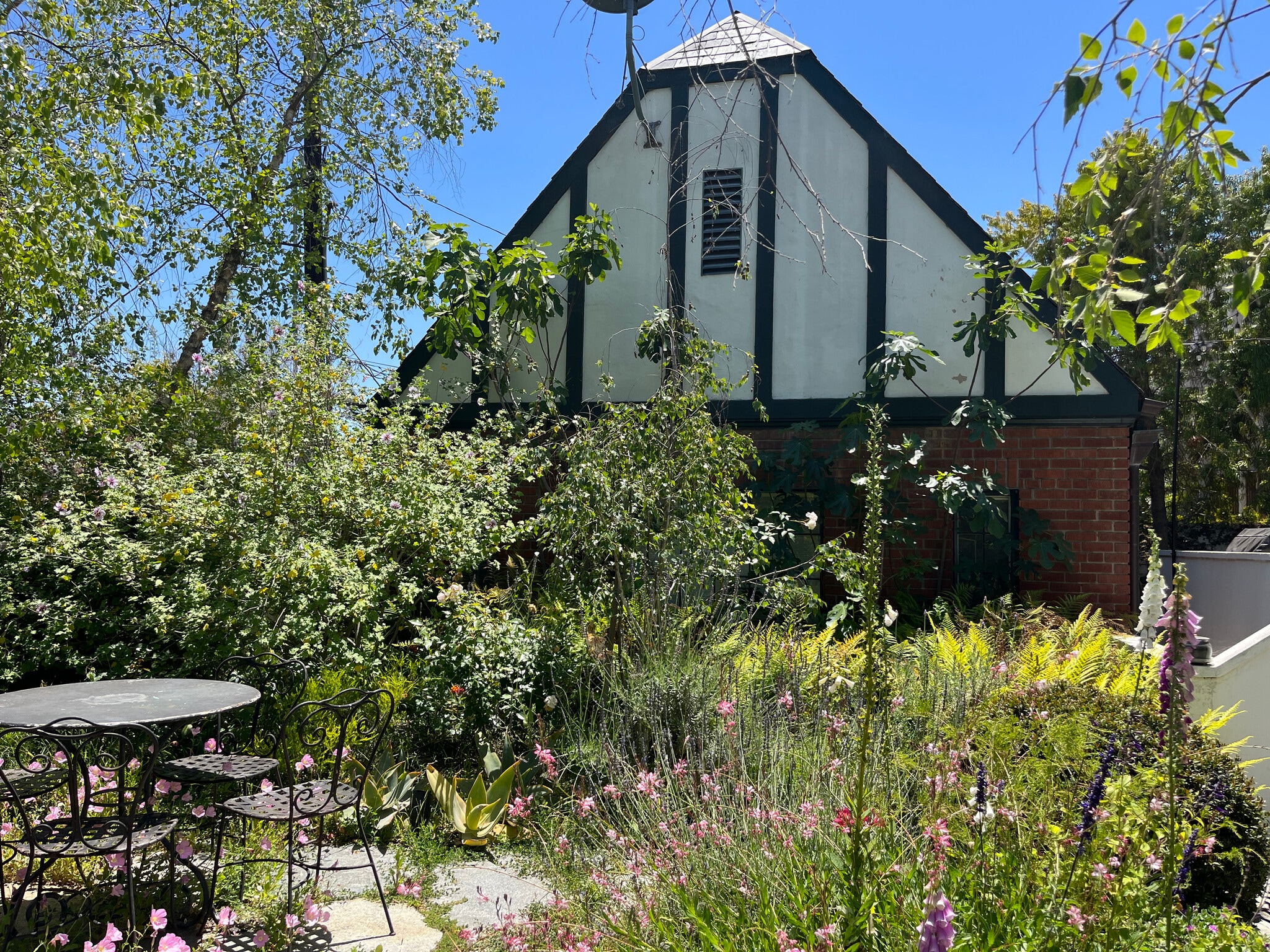 Guesthouse from garden - 462 S Beverwil Dr