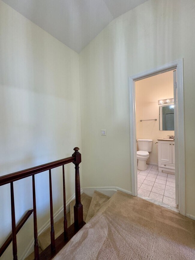 Building Photo - Spacious 4Bed/3.5Bath in Woodlawn