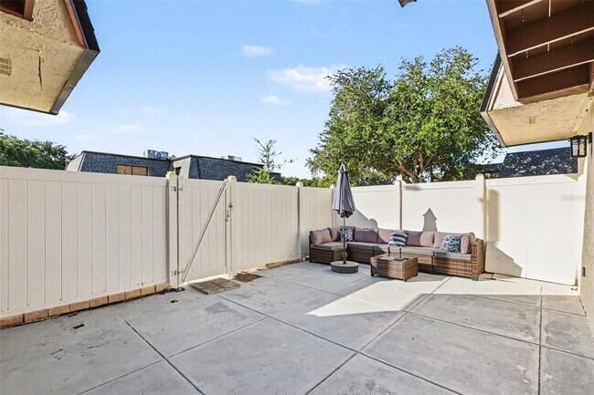 Building Photo - 8114 Oak Trace Way