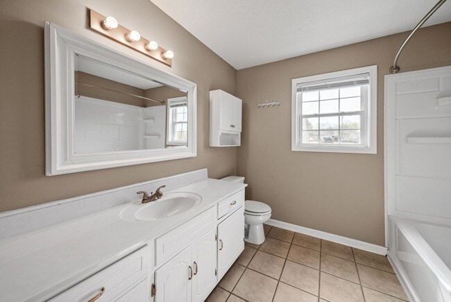 Building Photo - LARGE FENCED IN YARD!!!