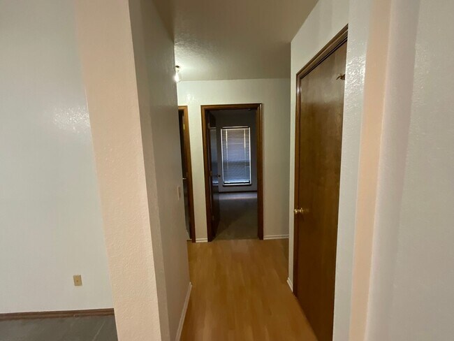 Building Photo - Spacious 3 bed, 2 bath, 2 living areas, 2 car garage