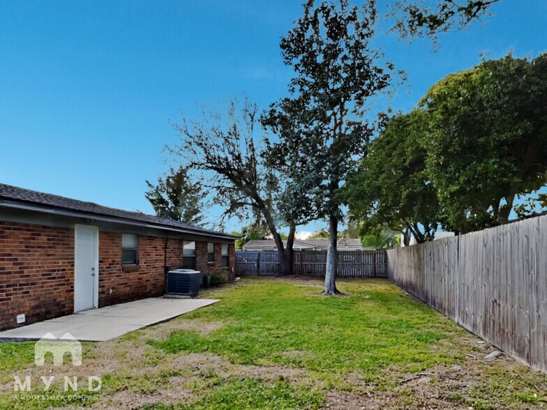 Building Photo - 10983 Witchaven St