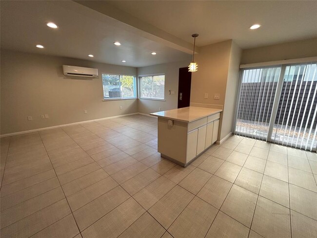 Building Photo - 8922 Trone Cir