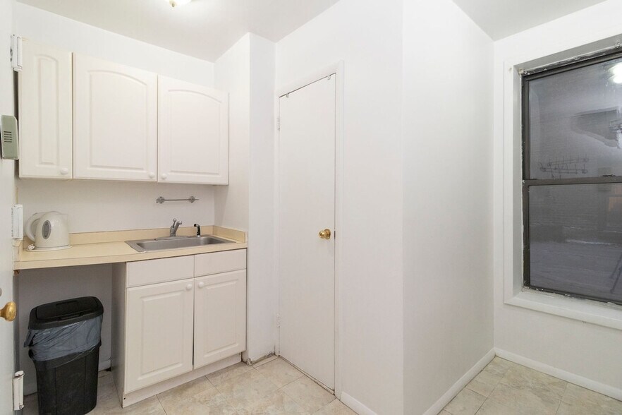 Building Photo - 155 E 92nd St