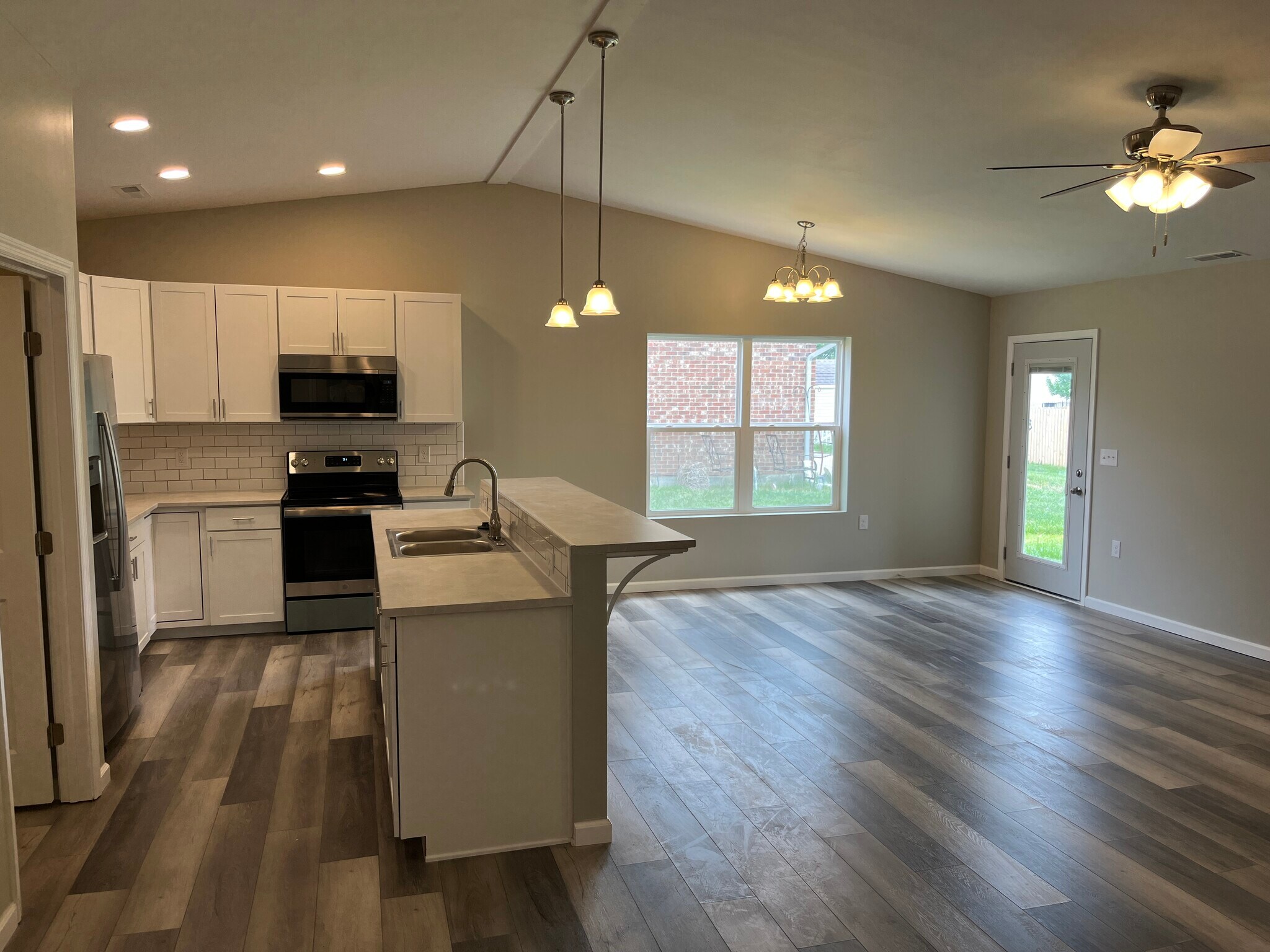 Building Photo - 118 Burgundy Dr