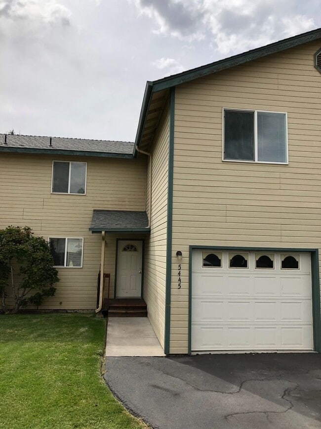 Building Photo - 3 Bedroom, 2.5 Bathroom Townhouse - Locate...