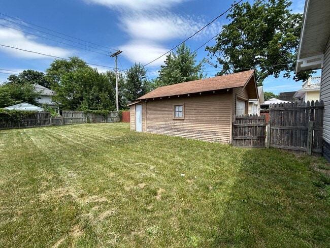 Building Photo - 1717 Roys Ave