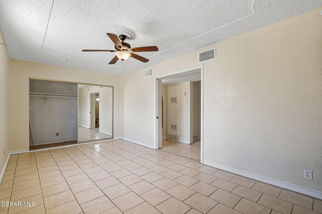 Building Photo - 400 De Vargas Dr