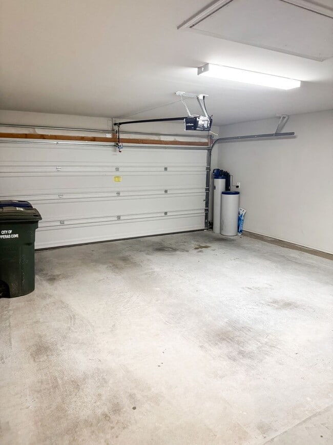 Building Photo - Available Now Beautiful 1 story, 4 bedroom, 2 bath, 2 car garage home with garage door opener and...