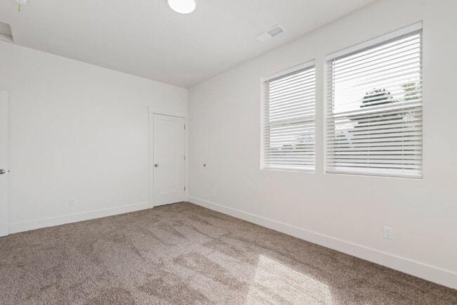 Building Photo - "Discover Comfort & Style: Spacious 3-Bed,...