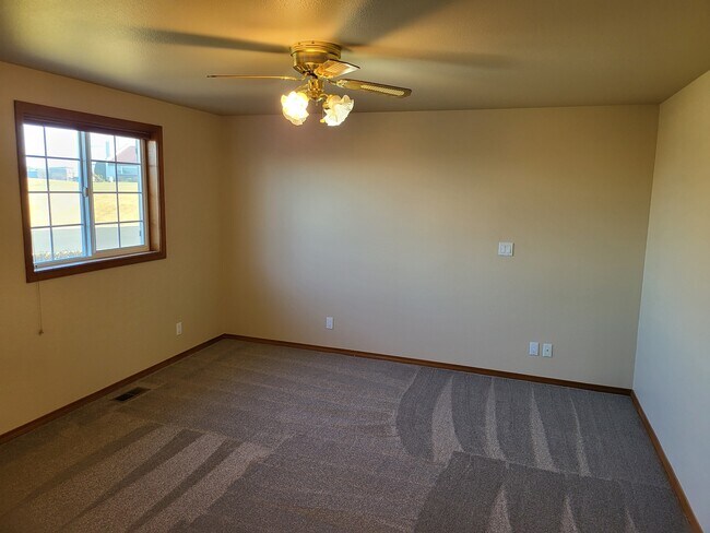 Building Photo - 435 Nicklaus Ct