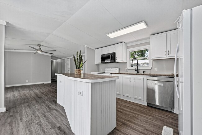 Building Photo - 2122 Koster Rd