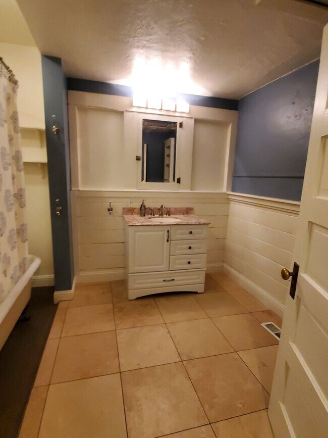 Building Photo - For Rent – Spacious 4 Bedroom Victorian Home | 2,528 Sq Ft