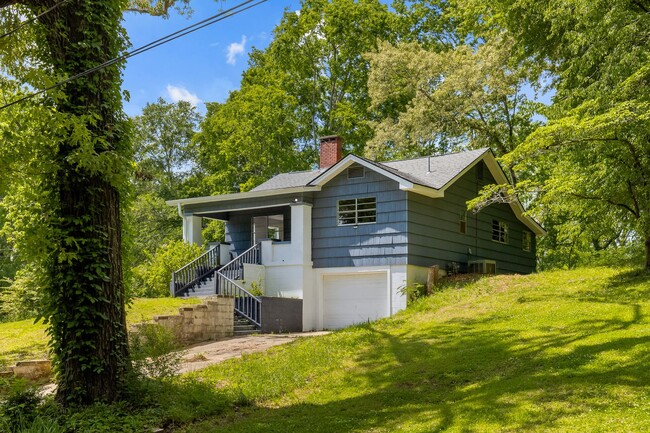 Building Photo - Beautifully Renovated 4 Bedroom 2 Bath Hom...
