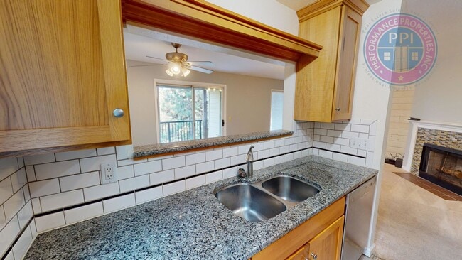 Building Photo - West Linn - Linnwood Heights, Stylish Condo, Gym, Pool & Hot Tub / Cable, W,S,G Included In The Rent