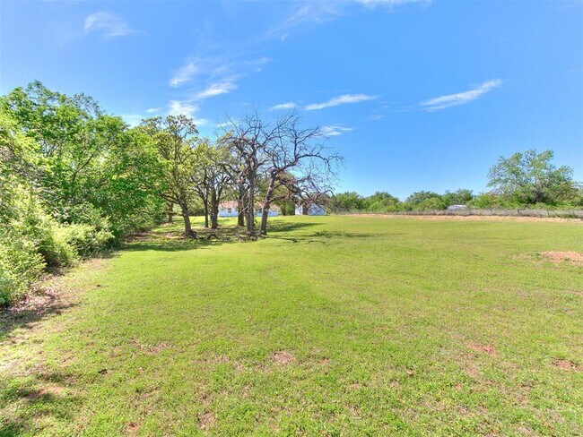 Building Photo - 502 N Oak St