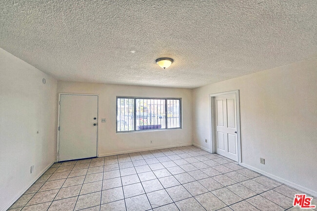 Building Photo - 1214 E 82nd St