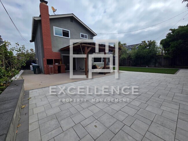 Building Photo - Beautiful 3/2.5 Home With 2 Fireplaces, Updated Kitchen, Spacious Yard and Covered Patio
