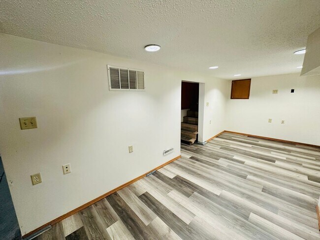 Building Photo - Charming 2-Bedroom Home with Hardwood Floo...
