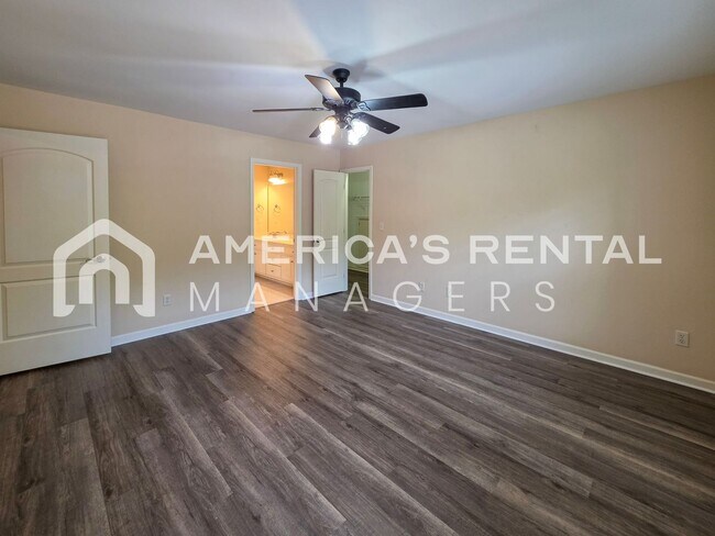 Building Photo - Private Estate Living on Over 3 Acres! Available to view NOW!