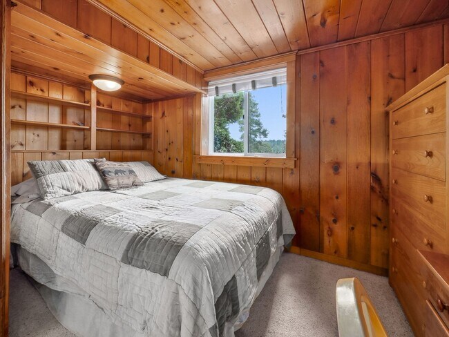 Building Photo - Super Sweet Cottage Living, Centrally Located!