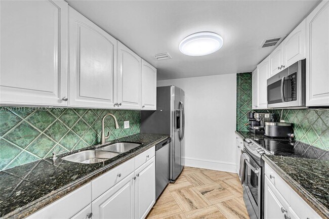 Building Photo - 900 Bay Dr