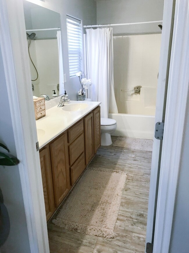 Building Photo - 3 bedroom, 2 bath townhome, end unit, grea...
