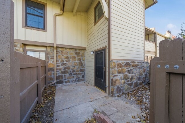 Building Photo - Move-in ready 2-bed, 2-bath condo in the desirable Shadow Mountain community!