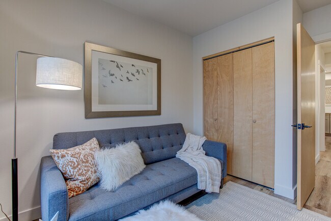 Building Photo - Luxury top floor 2bd in the heart of Sellw...