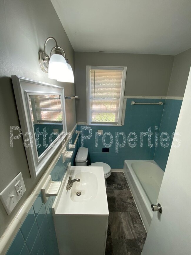 Building Photo - Lincoln Park Home