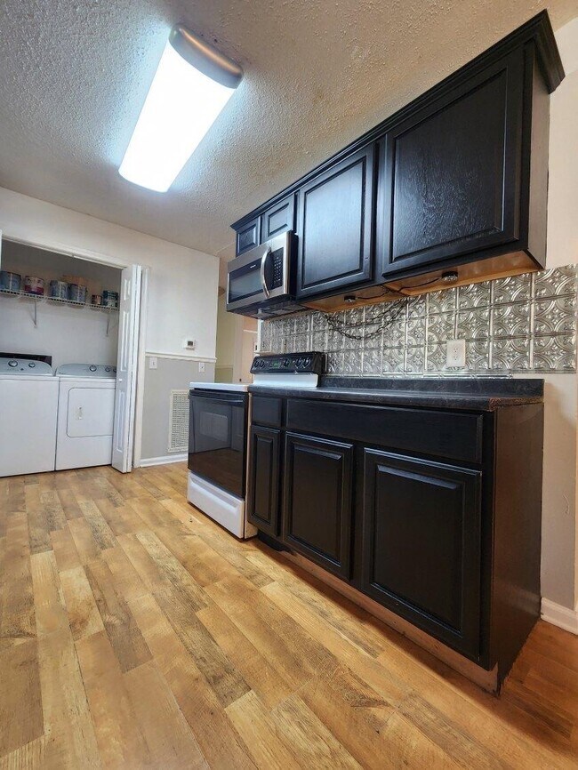 Building Photo - 1711 Oak Hill Dr S