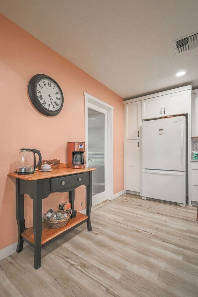 Building Photo - Full Furnished, Cozy Country Cottage Avail...
