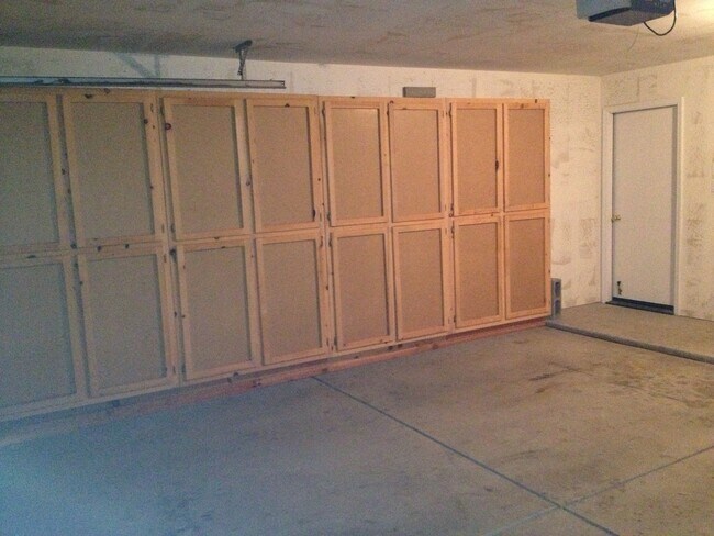 Building Photo - Beautiful NW Home 5 bed/2 bath $2700 Deposit & 2700 Rent