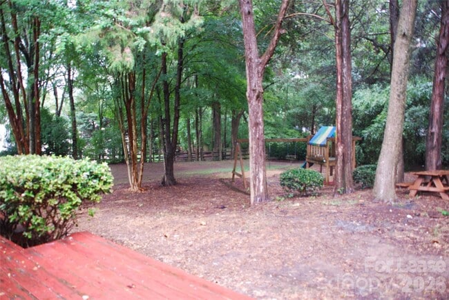 Building Photo - 733 Meadow Lake Dr