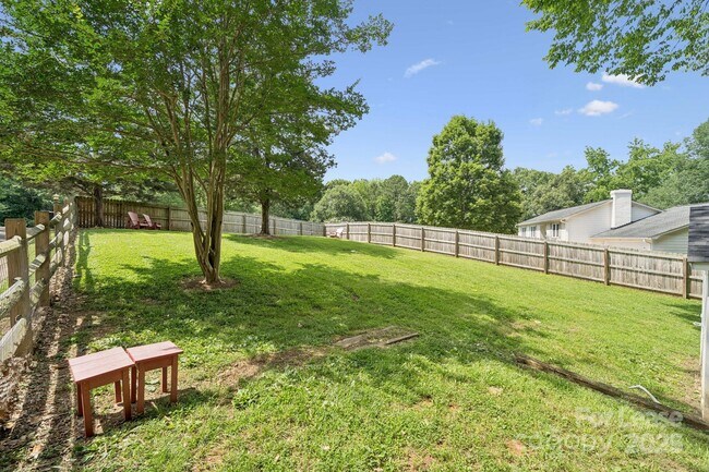Building Photo - 8323 Cliffside Dr