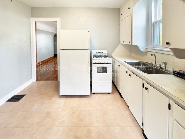 Building Photo - 40 Page St NE