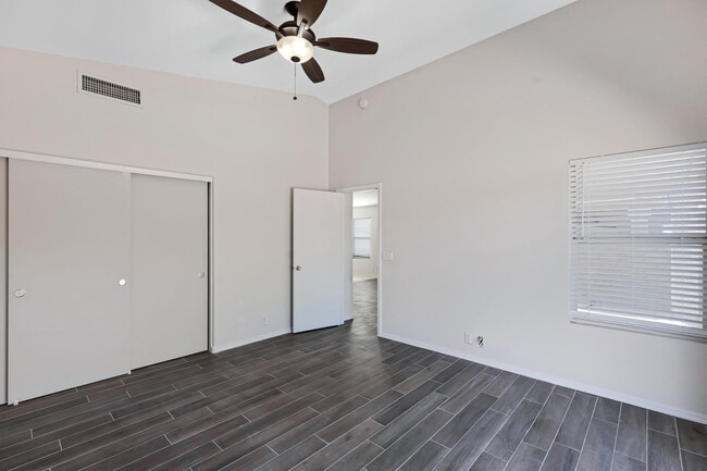 Building Photo - 302 N Hudson Pl