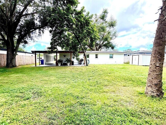 Building Photo - 9616 Pineridge Ave