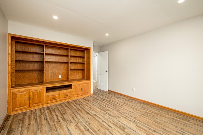 Building Photo - 893 Cliffs Dr