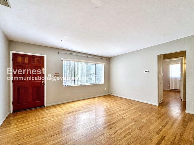 Building Photo - 3 Bed/2 Bath Home with Garage / Vouchers A...