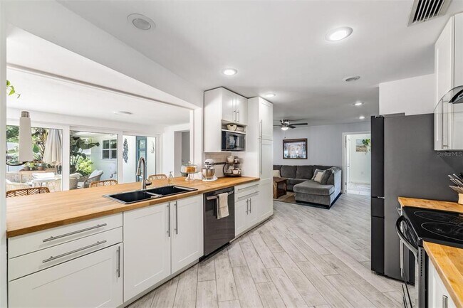 Building Photo - 1001 Grovewood Ct