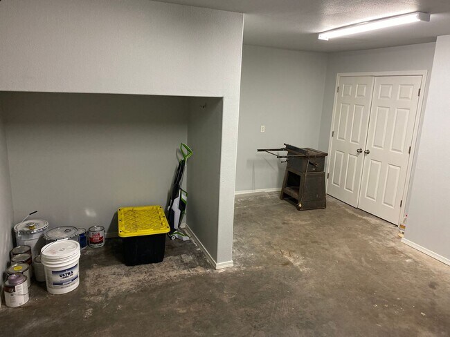 Building Photo - School Year Lease! 3 Bedrooms, 2.5 Bathrooms Townhouse near University of Arkansas - 1x Car Garag...