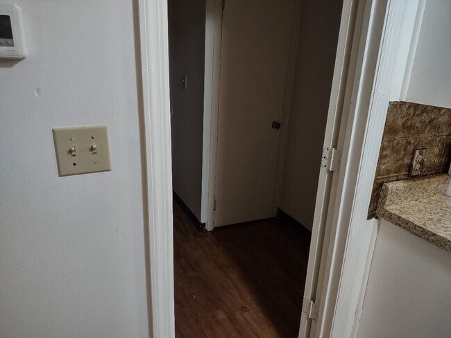 Building Photo - 890 Quadrilla St