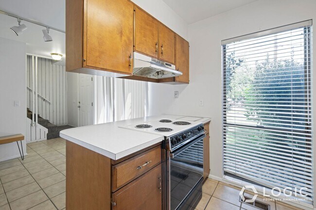 Building Photo - 1815 N Woodside Dr E
