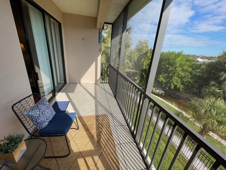 lanai 4 - 7230 Hamilton Rd