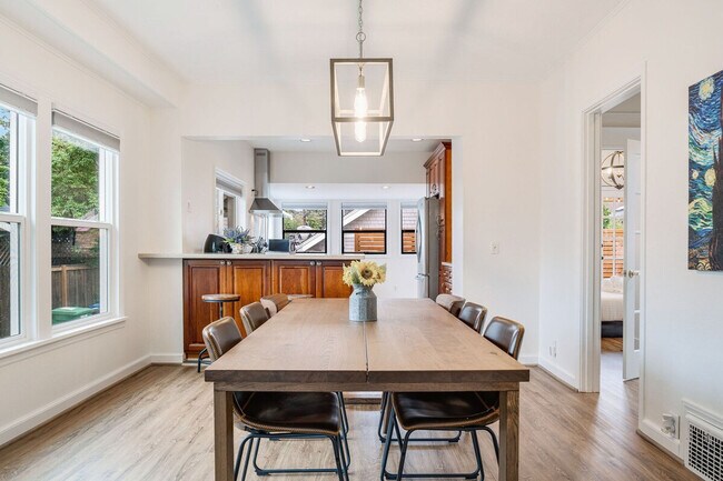 Building Photo - 2403 7th Ave W