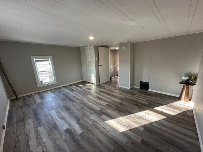 Building Photo - 2 bed, 2 bath home for rent in Waterloo, a...