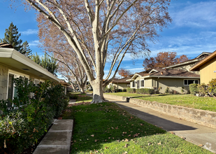 Building Photo - Remodeled Upper-Floor Condo