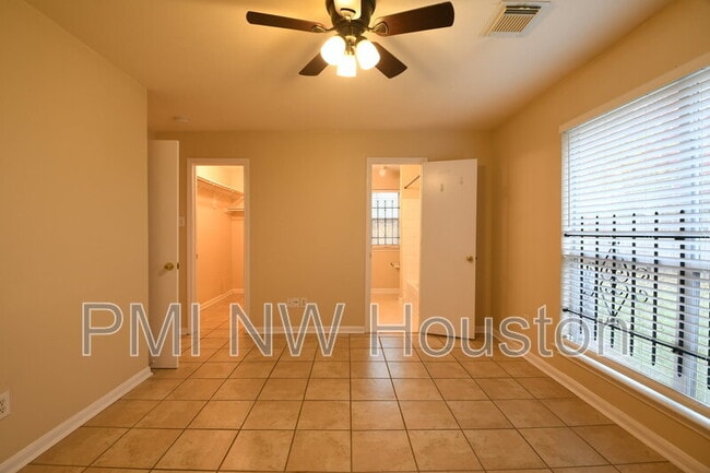 Building Photo - 8611 Texas Acorn Ave